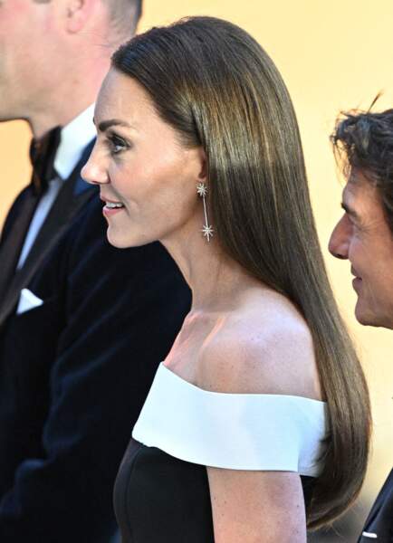 Du coté de la coiffure, Kate Middleton opte pour un brushing ultra lisse et des cheveux ultra longs, le 19 mai 2022.