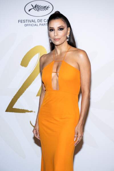Eva Longoria est sublime dans une robe longue à décolleté plongeant orange clair signée Victoria Beckham, le 18 mai 2022.
