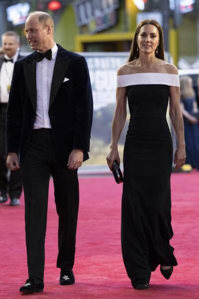 Le prince William très élégant avec un costume et surtout une paire de sleepers Stubbsand Wooton, ultra chic avec Kate Middleton en robe Roland Mouret et escarpins Prada.