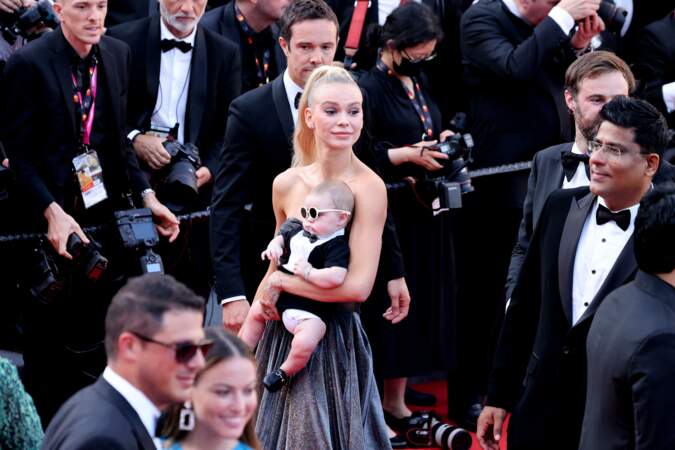 Un nourrisson s'est invité sur le tapis rouge pour la montée des marches du film « Three Thousand Years of Longing (3000 ans à t'attendre), Jimmy Jean-Louis a misé sur un smoking noir Kiton, lors du 75ème Festival de Cannes, le 20 mai 2022.