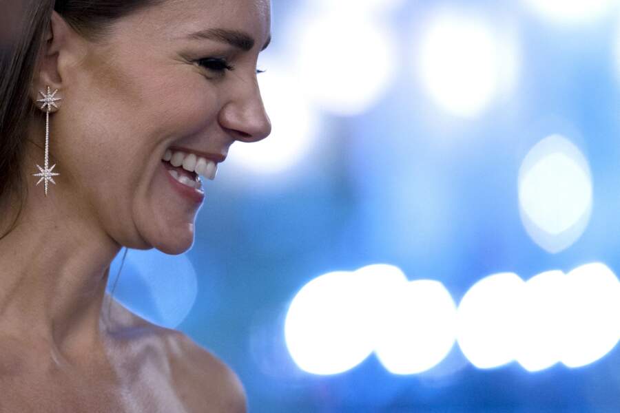 Kate Middleton innove par contre au niveau des boucles d'oreilles. Elle choisit une paire signée  Robinson Pelham en forme d'étoiles strassées à la première du film "Top Gun: Maverick" au cinéma Odeon, Leicester Square à Londres, le 19 mai 2022.
