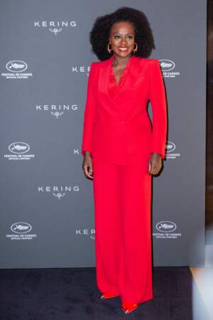 Viola Davis porte un ensemble de costume rouge vif lors du Festival de Cannes 2022.