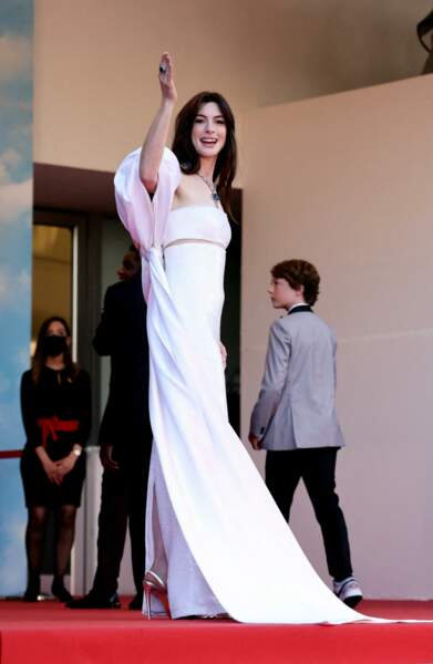 Anne Hathaway en robe fendue blanche et à strass de la marque Armani Privé lors du 75ème Festival International du Film de Cannes. Le 19 mai 2022.