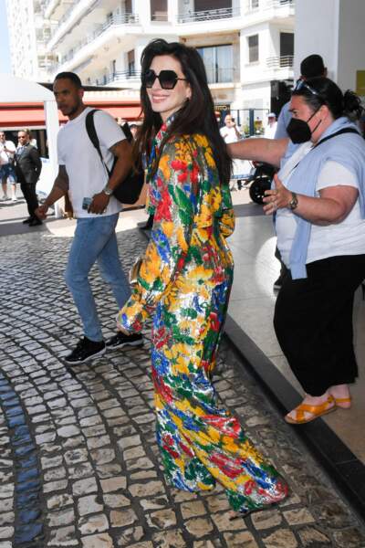 Anne Hathaway et sa combinaison colorée lors du 75ème Festival de Cannes, le 19 mai 2022. 