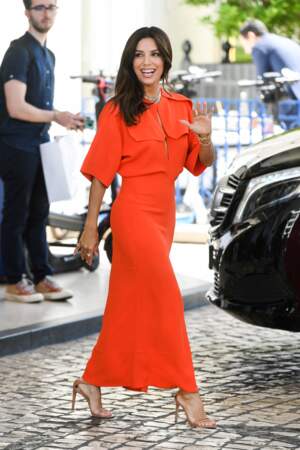 Eva Longoria se pare d'une robe sans manche orange vif au Festival de Cannes 2022. 