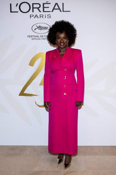 Viola Davis porte une robe longue rose fuchsia lors du 75ème Festival International du Film de Cannes, le 18 mai 2022.
