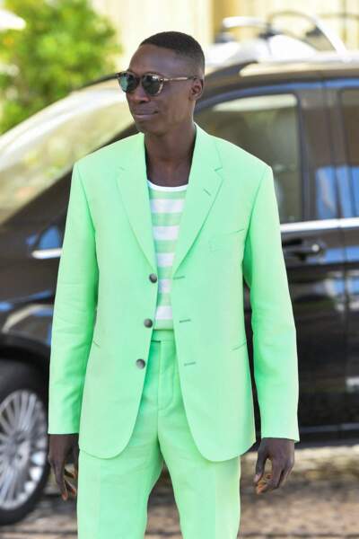 Khaby Lame porte une marinière verte qu'il superpose à une veste en costume au Festival de Cannes 2022. 