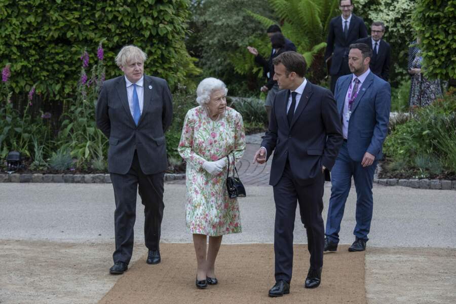 La reine Elizabeth II, aux côtés de Boris Johnson et d'Emmanuel Macron, participe à la réception en marge du sommet du G7, à l'Eden Project, le 11 juin 2021.