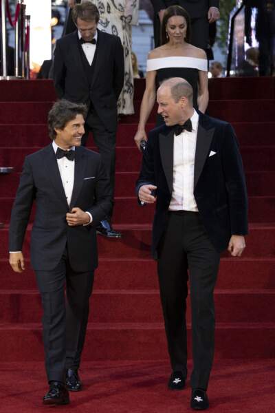 Tom Cruise et le prince William, tous les deux assortis en costume noir et chemise blanche