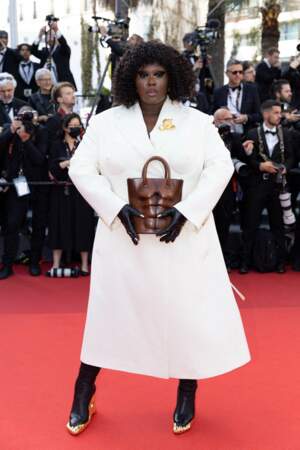 Yseult angélique dans une robe-manteau signée Thierry Mugler pour la montée des marches du film « Three Thousand Years of Longing (3000 ans à t'attendre), lors du 75ème Festival International du Film de Cannes, le 20 mai 2022.