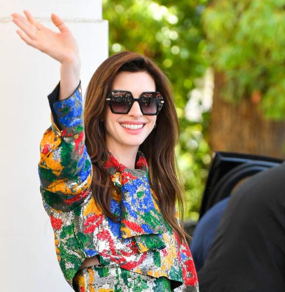 Anne Hathaway en combinaison multicolore au Festival de Cannes 2022. 