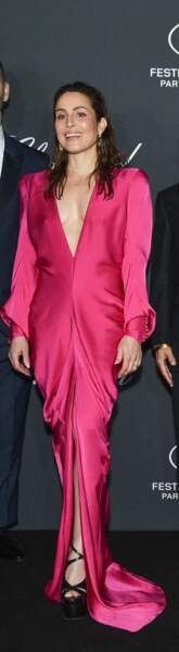 Noomi Rapace en robe fendue  fuchsia de la marque Lanvin - collection automne/hiver 2022 lors du 75ème festival du film de Cannes. Le 19 mai 2022.