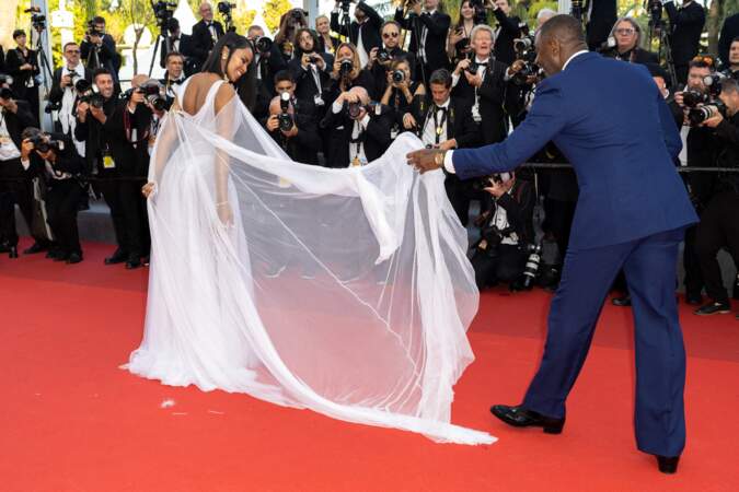 Idris Elba, véritable gentleman avec son épouse Sabrina pour la montée des marches du film « Three Thousand Years of Longing (3000 ans à t'attendre), lors du 75ème Festival International du Film de Cannes, le 20 mai 2022.