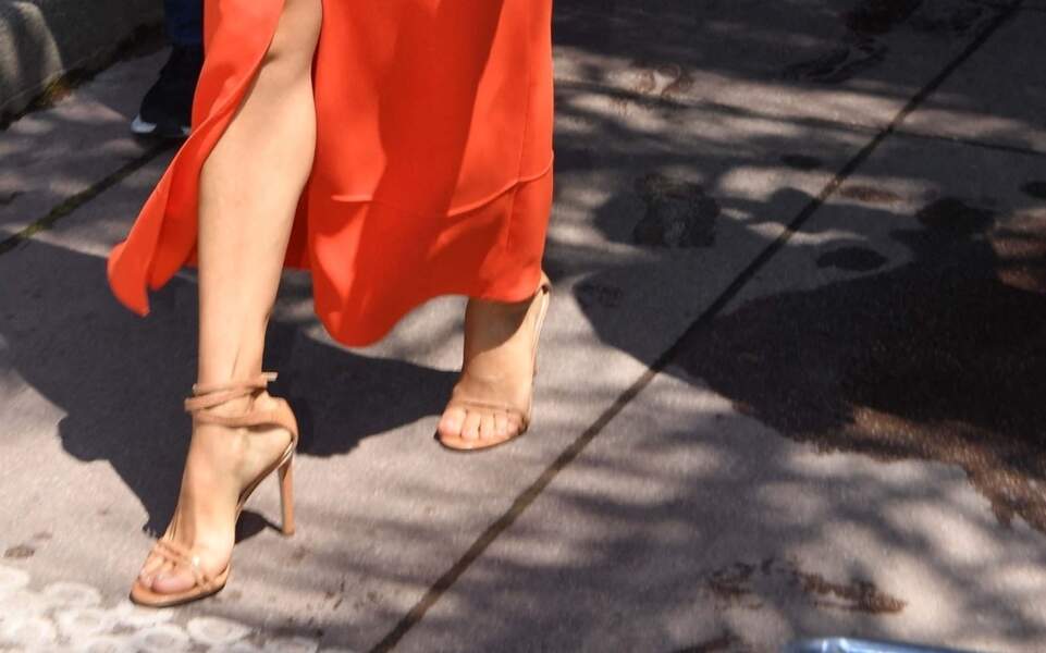 Eva Longoria accessoirise sa robe orange flashy à ses sandales à talons aiguilles beige,  le 18 mai 2022. 