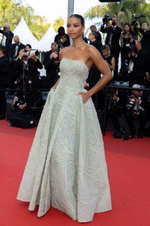 Flora Coquerel sublime dans une robe bustier vert amande pour la montée des marches du film « Three Thousand Years of Longing (3000 ans à t'attendre), lors du 75ème Festival International du Film de Cannes, le 20 mai 2022.