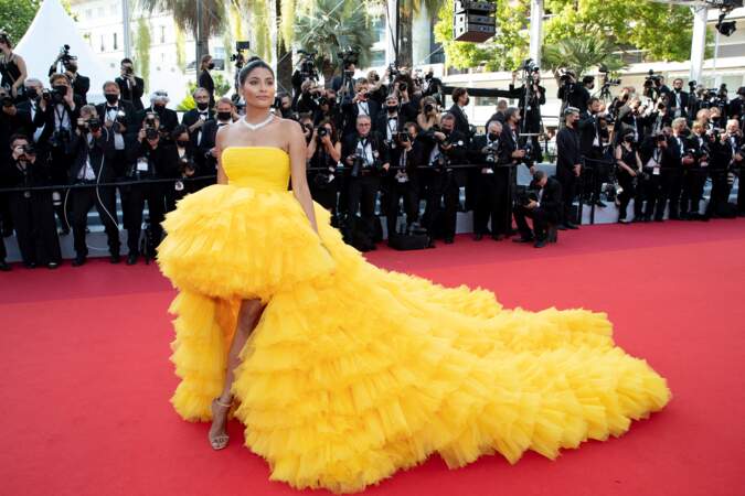 Farhana Bodi en robe jaune au Festival de Cannes 2022. 