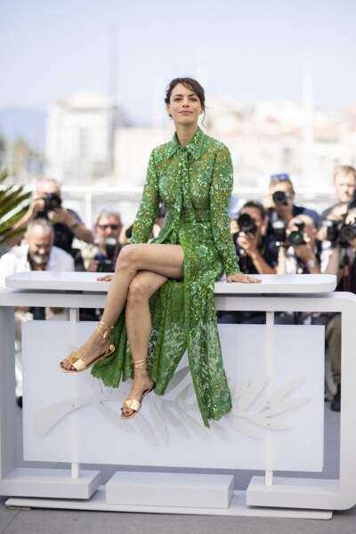 Bérénice Bejo et sa robe verte et légère signée Valentino, le 18 mai 2022 à Cannes. 