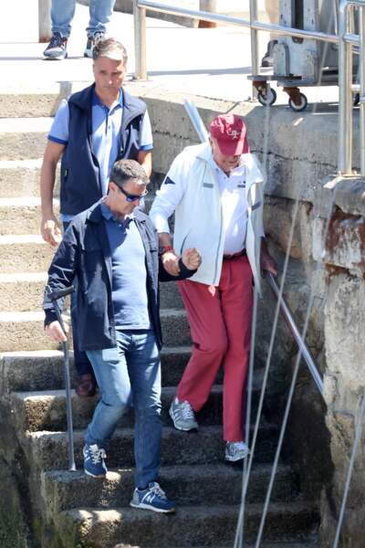 Afin de se rendre sur le ponton du Royal Yacht Club, Juan Carlos, visiblement diminué, a eu besoin d'aide pour descendre l'escalier.