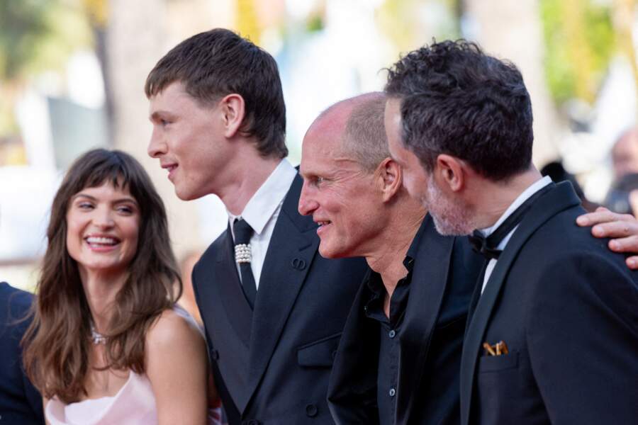 Charlbi Dean, Harris Dickinson, Woody Harrelson et Erik Hemmendorff souriants à Cannes, ce samedi 21 mai