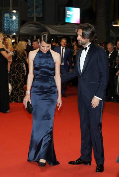 Charlotte Casiraghi se dévoile dans une longue robe bleu nuit avec un dos nu sublime à Cannes, le 20 mai 