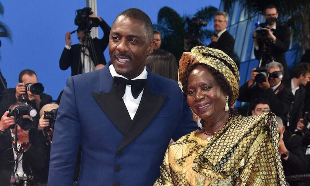 La mère d'Idris Elba en tenue traditionnelle pour sa venue sur le tapis rouge, ce 20 mai 