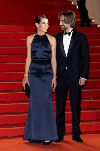 Charlotte Casiraghi et son mari Dimitri Rassam posent devant les photographes au Festival de Cannes, ce 20 mai 