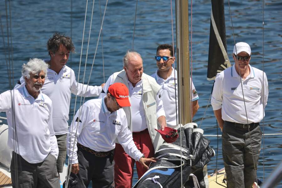 Juan Carlos -qui était en compagnie de sa fille aînée la princesse Elena- a a semble très à l'aise sur l'eau, le 20 mai 2022 à Sanxenxo en Espagne.