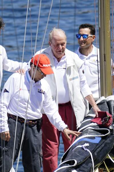 L'ex-souverain espagnol s'est montré très intéressé alors qu'il faisait une virée en bateau,  le 20 mai 2022 à Sanxenxo en Espagne.