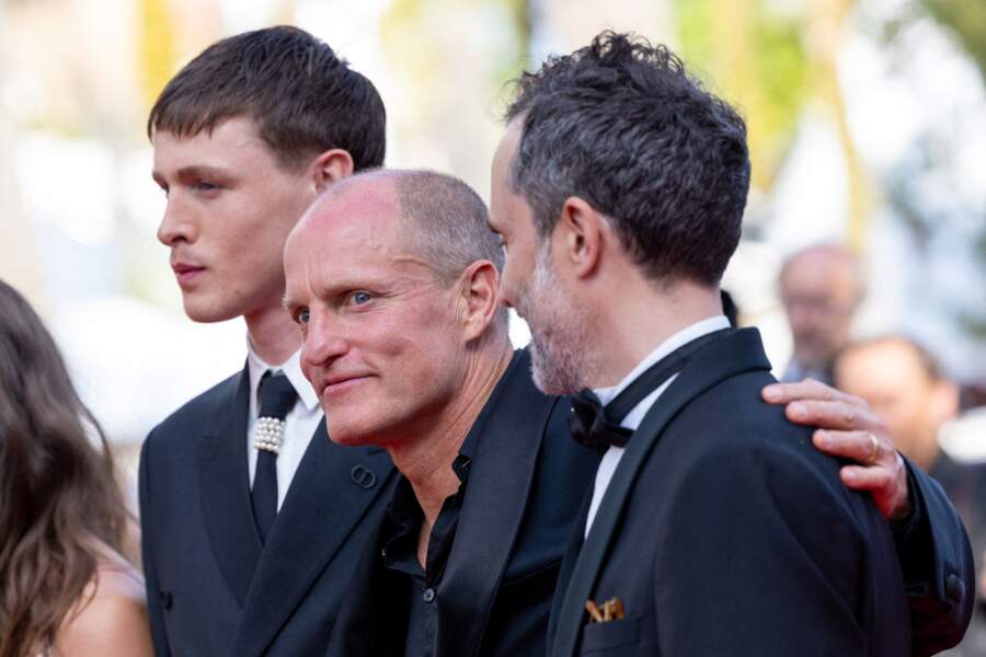 Harris Dickinson, Woody Harrelson et Erik Hemmendorff bras dessus, bras dessous sur le tapis rouge, ce samedi 21 mai