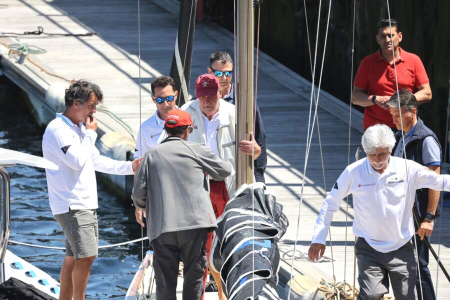 Alors qu'il a fait son grand retour en Espagne, l'ex-souverain s'est offert une virée en bateau au Royal Yacht Club à Sanxenxo, le 20 mai 2022.