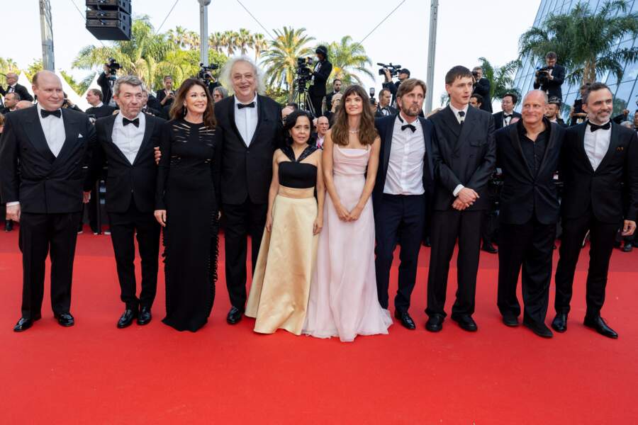 Le casting de Triangle of Sadness fait son entrée sur le tapis rouge de Cannes, ce samedi 21 mai