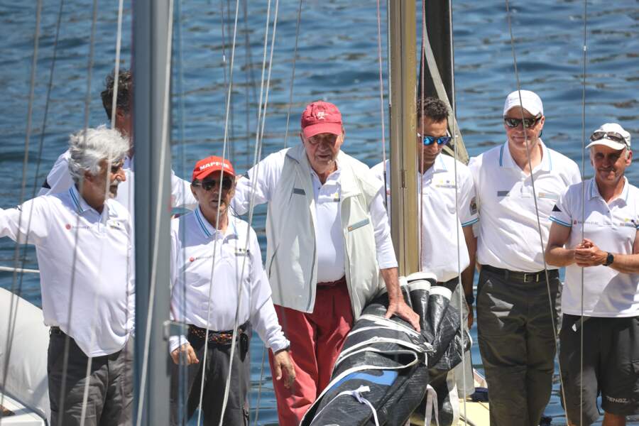 Vêtu d'une casquette de couleur rouge, assortie à son pantalon, Juan Carlos a semblé heureux de faire un tour sur l'eau,  le 20 mai 2022 à Sanxenxo en Espagne. 