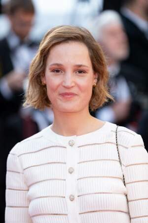 Venue présenter le film Corsage de Marie Kreutzer au 75ème Festival de Cannes, Vicky Krieps a joué la sobriété dans une longue robe blanche Chanel pour sa montée des marches, le 20 mai. 