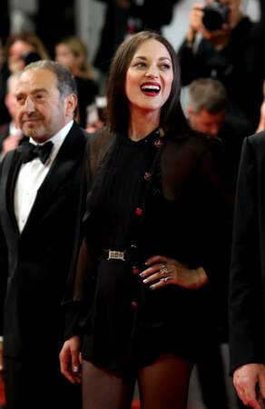 Pour accessoiriser sa tenue, une ceinture vient marquer sa taille, au Festival de Cannes, le 20 mai 