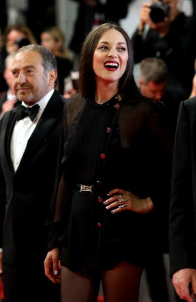 Pour accessoiriser sa tenue, une ceinture vient marquer sa taille, au Festival de Cannes, le 20 mai 