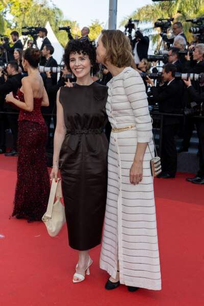 Vicky Krieps et Marie Kreutzer s'enlacent au Festival de Cannes, le 20 mai. 