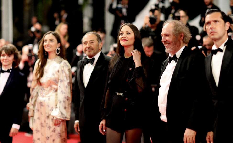 Max Baissette de Malglaive, Cosmina Stratan, Patrick Timsit et Marion Cotillard au Festival de Cannes, le 20 mai 