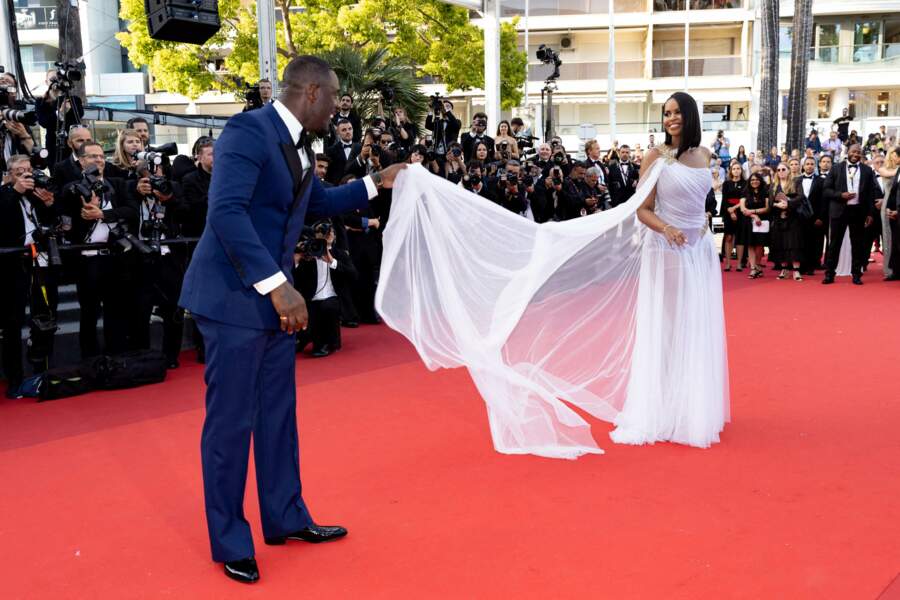 Idris Elba joue les parfaits gentlemen sur le tapis rouge avec sa femme Sabrina, le 20 mai   