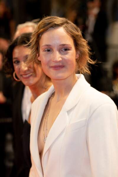 Vicky Krieps en beauté pour son passage sur le tapis rouge à Cannes, le 21 mai 