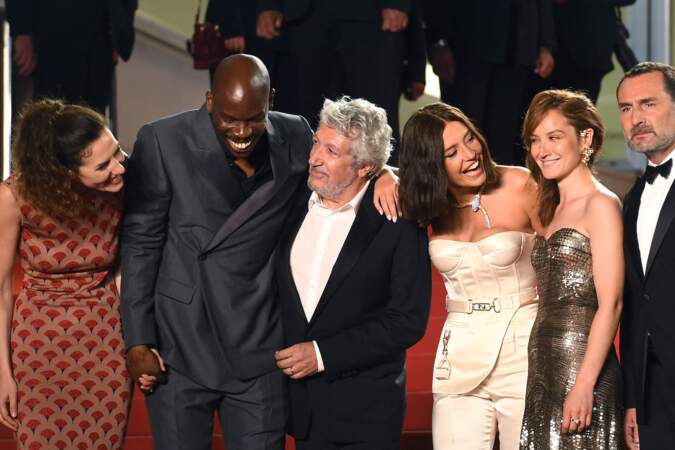 Les sourires étaient de mise pour Doria Tillier, Jean-Pascal Zadi, Alain Chabat, Adèle Exarchopoulos, Anaïs Demoustier et Gilles Lellouche au Festival de Cannes, le 21 mai 2022.