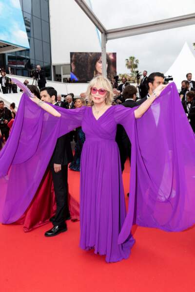 Amanda Lear dans une robe violette pour assister à la projection du du film « Les Amandiers », ce 22 mai 