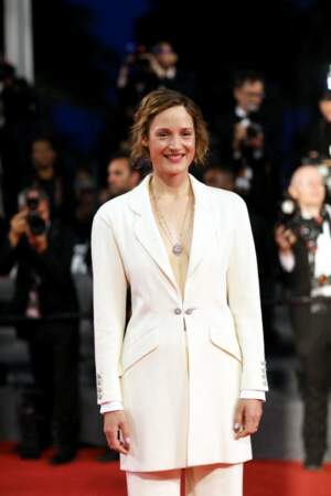 Vêtue d'un sublime costume blanc de la griffe Chanel, l'actrice a misé sur une veste de tailleur avec un décolleté plongeant laissant apparaître la naissance de sa poitrine, le 21 mai à Cannes