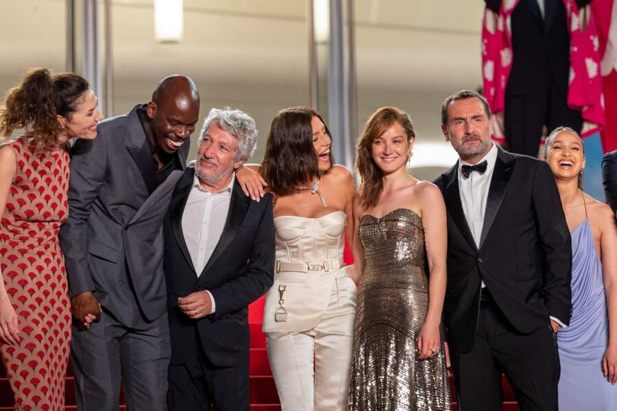 Une partie des acteurs du film "Fumer fait tousser", présenté le 21 mai 2022 au 75e Festival de Cannes.