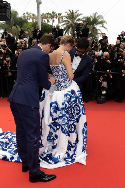 Après quelques photos avec son imposante tenue, le show s'opère quand elle en enlevant la traîne au Festival de Cannes, ce 22 mai