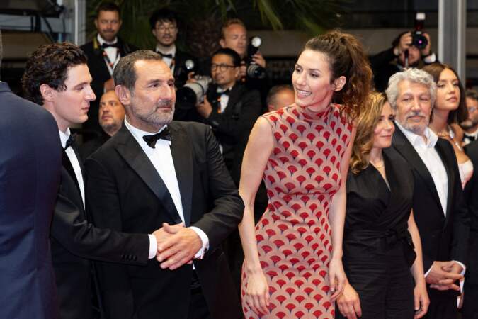 Doria Tillier et Gilles Lellouche ont semblé très complices sur le tapis rouge à l'occasion de la montée des marches du film "Fumer fait tousser", à Cannes, le 21 mai 2022.