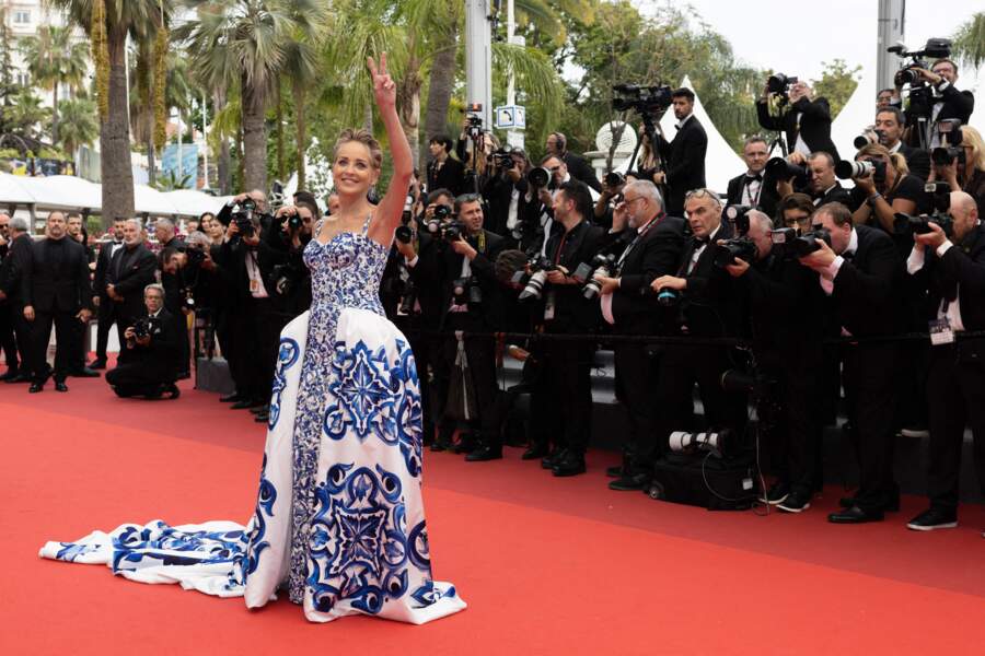 Sharon Stone sublime dans une robe Dolce & Gabbana au bras de ses vigiles en costumes bleus, ce 22 mai 