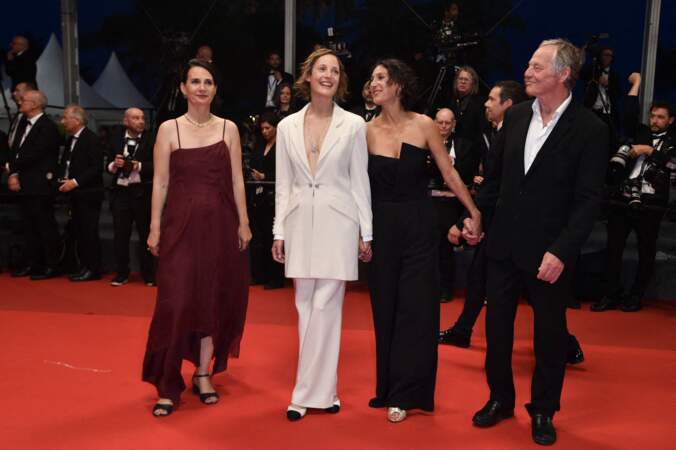 Xenia Maingot, Vicky Krieps, Emily Atef et Bjorn Floberg à la montée des marches du film "R.M.N." lors du 75ème Festival International du Film de Cannes, le 21 mai