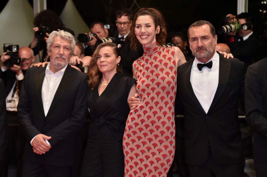 Alain Chabat et Gilles Lellouche en compagnie de Doria Tillier et Blanche Cardin lors de la 75e édition du Festival de Cannes, le 21 mai 2022.