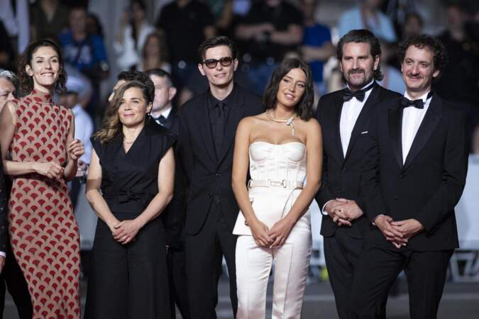 Une partie du casting du film "Fumer fait tousser" sur le tapis rouge du palais des Festivals, à Cannes, le 21 mai 2022.
