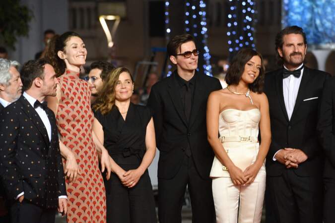 Jérôme Niel, Doria Tillier, Blanche Gardin, Raphaël Quenard, Adèle Exarchopoulos et Grégoire Ludig venus assister à la montée des marches du film "Fumer fait tousser", le 21 mai 2022, au Festival de Cannes.